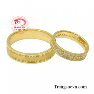 Nhẫn cưới vàng tây sắc son hiện đang là mẫu nhẫn cưới được giới trẻ đặc biệt yêu thích.