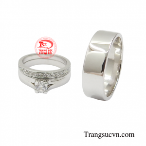 Thiết kế ấn tượng với nhẫn chú rể mạnh mẽ, đơn giản mà sang trọng, nhẫn cô dâu tinh tế, cá tính và hợp thời trang.