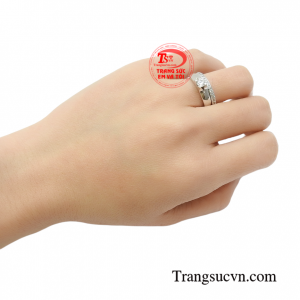 Nhẫn cưới vàng trắng thiết kế độc đáo, được khách hàng ưa chuộng