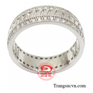 Chiếc nhẫn này giúp nam giới toát lên được vẻ lịch lãm, thời thượng như khẳng định sự hiện diện của bạn nơi đông người.