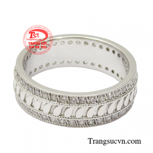 Sản phẩm kiểu dáng nam tính toát lên vẻ điển trai và hợp thời trang.