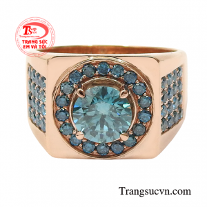 Điều trở nên đặc biệt của chiếc nhẫn chính là ánh xanh của những viên kim cương xanh cao cấp toát lên được nét sang trọng của người đeo.