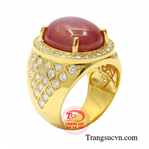 Nhẫn nam ruby sao cao cấp là sự kết hợp hoàn mỹ của đá ruby sao chất lượng và kim cương thiên nhiên thời thượng.