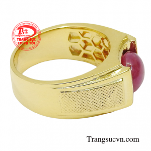 Một chiếc nhẫn tuy đơn giản nhưng lại thể hiện được phong thái và sự ưu tú của một người đàn ông.