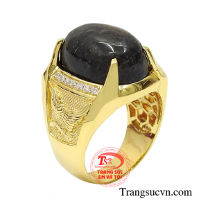 Nhẫn nam thạch anh tóc thịnh vượng chạm khắc hình chú chim đại bàng sải cánh làm chủ mọi tình thế.