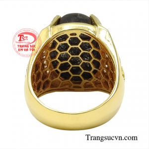 Với điểm nhấn là đá thạch anh tóc đen chiếc nhẫn sẽ mang đến nhiều may mắn cho người mệnh thủy và mộc.