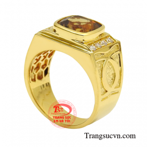 Với điểm nhấn là viên thạch anh vàng chiếc nhẫn như có một sức lôi cuốn đầy ma lực khiến người đàn ông sở hữu chiếc nhẫn này vô cùng hấp dẫn trong mắt phái đẹp.