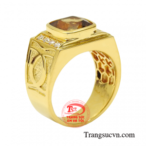 Nhẫn nam thạch anh vàng phong thủy được chạm khắc tinh xảo từ vàng 14k.