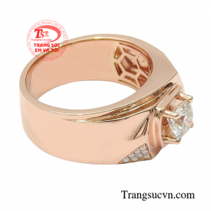 Với sự kết hợp của đá moissanite giúp cho chiếc nhẫn trở nên lấp lánh và sang trọng hơn.