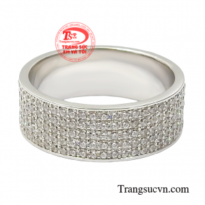 Sản phẩm có thể kết hợp với nhiều loại trang phục khác nhau.