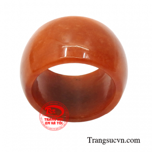 Không giống như những loại đá quý khác, ngọc cẩm thạch thường được sử dụng cho tất cả các mệnh.