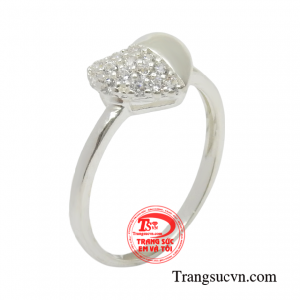 Nhẫn nữ bạc trái tim xinh xắn từng đường nét thiết kế được gọt dũa tỉ mỉ từ đôi bàn tay khéo léo của người thợ chế tác kim hoàn.