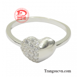 Chiếc nhẫn mang đến phong cách dịu dàng đằm thắm tôn lên vẻ đẹp mong manh của các cô gái. 