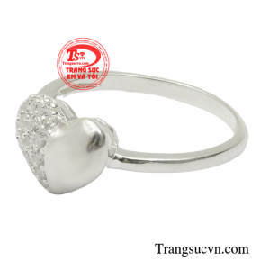 Sản phẩm dễ kết hợp được với nhiều kiểu trang phục khác nhau. 