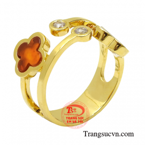 Nhẫn nữ cỏ 4 lá may mắn vàng 18k với thiết kế độc đáo và nổi bật giúp người đeo thêm phần hợp thời trang.