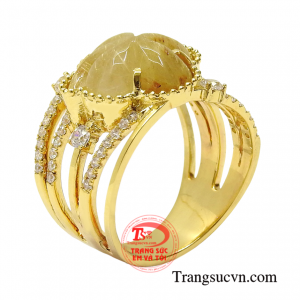 Nhẫn nữ thạch anh tóc may mắn chế tác đầy tinh xảo, kiểu dáng mới lạ tạo nét nổi bật cho người đeo.