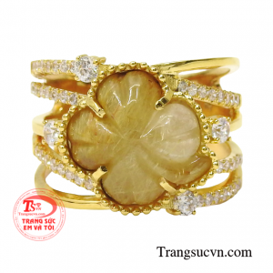 Điểm nhấn của chiếc nhẫn chinh là viên thạch anh tóc chạm khắc đẹp mắt và ấn tượng.