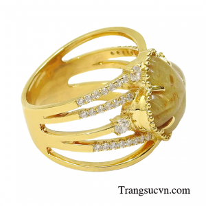 Nhẫn nữ thạch anh tóc ngoài ý nghĩa phong thủy tài lộc còn là món trang sức không thể thiếu tôn lên sự sang trọng và thời trang cho các quý cô.