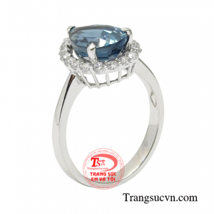 Nhẫn nữ topaz ấn tượng được chế tác công phu theo công nghệ hiện đại tạo nên một chiếc nhẫn mang vẻ đẹp hoàn mỹ.