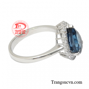 Topaz là viên đá của sự thông minh, sắc đẹp, lòng thủy chung, giúp xua đuổi những cơn ác mộng, mang đến sự thư giãn, thoải mái.
