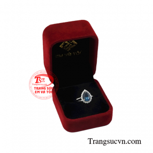 Nhẫn nữ topaz ấn tượng hợp phong thủy.