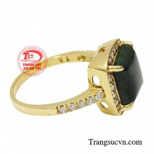 Ngọc cẩm thạch từ xa xưa là loại ngọc quý được va chúa và các quan lại ưa chuộng. 