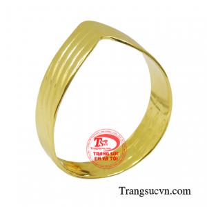 Nhẫn nữ vàng hoàng gia là sự lựa chọn yêu thích cho những cô nàng hiện đại độc lập về mặt tài chính và có sự trưởng thành ở mặt tư duy.