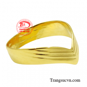 Chiếc nhẫn mang một vẻ đẹp sang trọng, mặn mà đầy quyết đoán