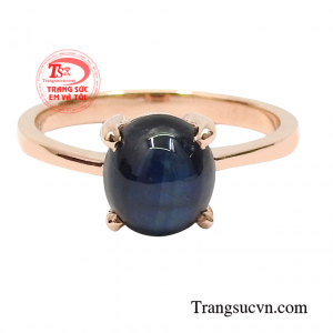 Sự kết hợp tinh tế giữa chất liệu vàng hồng và đá sapphire thiên nhiên mang đến vẻ đẹp sang trọng và thời thượng cho người đeo.