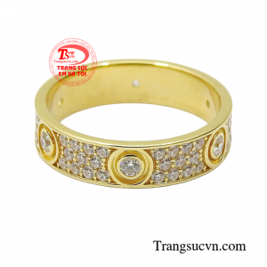 Không chỉ nhỏ gọn dễ mang mà khi đeo nhẫn vàng tây sẽ giúp phái đẹp tôn vinh được nét đẹp của người phụ nữ vừa yêu kiều vừa rất đáng yêu