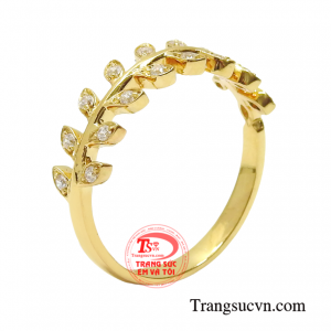 Nhẫn nữ vàng tây thanh tú được chế tác từ vàng 18k kiểu dáng thanh mảnh nhưng lại vô cùng lôi cuốn.