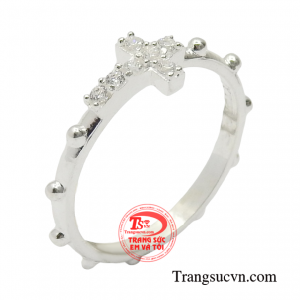 Nhẫn thánh giá bạc an lành được chế tác từ bạc 925 chất lượng cao.