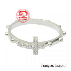 Chiếc nhẫn bạc với thiết kế độc đáo dựa trên hình ảnh chiếc thập tự giá giúp người sử dụng trở nên phong cách hơn.