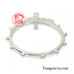 Nhẫn nữ thánh giá không chỉ là trang sức mà còn mang đến phước lành cho người đeo.