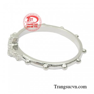 Nhẫn nữ thánh giá đẹp là món quà ý nghĩa cho người thân, bạn bè.