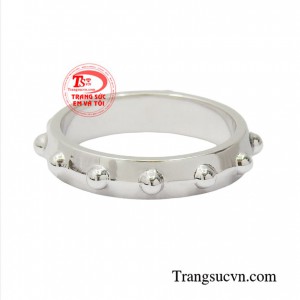 Từng đường nét trên chiếc nhẫn giúp làm nổi bật được vẻ trẻ trung, hiện đại cho người đeo