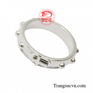 Nhẫn nữ thánh giá cá tính mang lại điềm lành đến cho bạn.