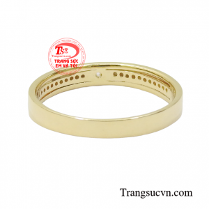 Với chiếc nhẫn này phù hợp nhiều phong cách và trang phục thời trang