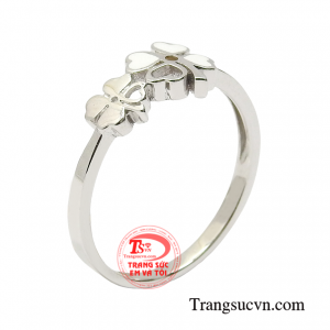 Nhẫn vàng trắng dễ thương được thiết kế từ vàng trắng 10k cùng kiểu dáng đơn giản nhẹ nhàng.