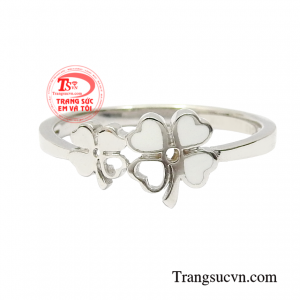 Hơn nữa, đối với nữ giới thì trang sức vàng vẫn là món phụ kiện quan trọng mà bất kỳ ai cũng muốn sở hữu.