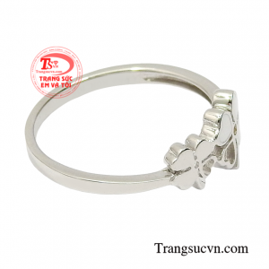 Hãy đến trang sức Em và Tôi để lựa chọn được mẫu nhẫn nữ thời thượng và ưng ý nhất!