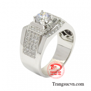 Nhẫn vàng trắng nam phong độ mang đậm dấu ấn khác biệt của phái mạnh kiểu dáng nam tính hiện đang được rất nhiều nam giới ưa chuộng.