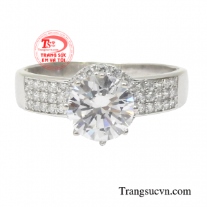 Từ phong cách đơn giản trẻ trung đến phong cách kiêu sa quý phái, chiếc nhẫn vàng trắng này đều có thể làm hài lòng từ vị khách khó tính nhất.