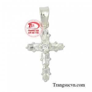 Thánh giá bạc bình an giúp người đeo thêm phần thời thượng.