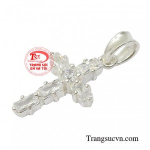 Lòng tin ở chúa vẫn luôn ở đó và khi mang bên mình chiếc thánh giá bạc hồng ân bên người chúng ta như được bảo vệ và tiếp thêm sức mạnh.