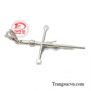 Chiếc mặt dây có thể kết hợp cùng dây chuyền vàng trắng tăng thêm phần hợp thời trang.