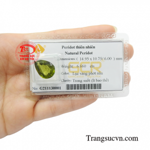 Đá peridot được mệnh danh là lá bùa trừ xui xẻo, thu hút tài lộc, may mắn nên đem đến cho người đeo nhiều điều tuyệt vời trong công việc và cuộc sống