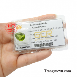 Đá peridot tượng trưng cho sức sống và niềm hi vọng, mang lại may mắn, bình an và thịnh vượng cho chủ nhân