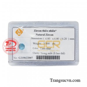 Viên zircon ép vỉ thiên nhiên được chế tác vô cùng tinh xảo với ánh lam trong suốt.