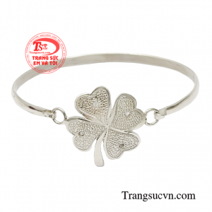 Vòng bạc cỏ bốn lá may mắn là món trang sức không thể thiếu giúp bảo vệ sức khỏe cho người sử dụng. 